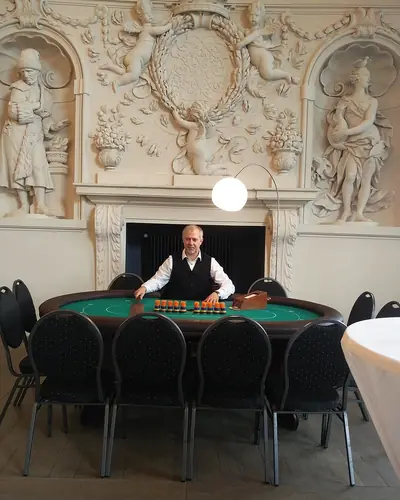 Croupier a un tavolo di carte in una sala storica