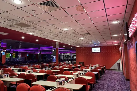 Sala bingo con tavoli e sedie rosse