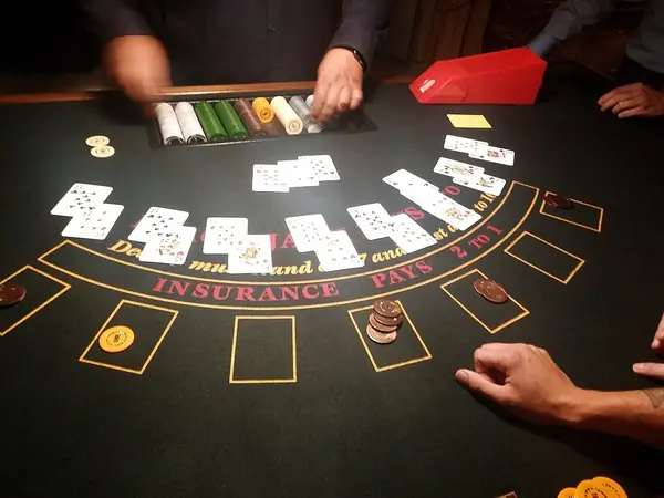Tavolo da blackjack con carte e fiches