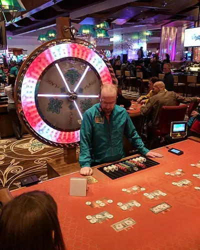 Ruota della fortuna verticale in una sala casinò