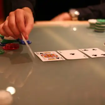Giocatore che punta le fiches davanti al flop