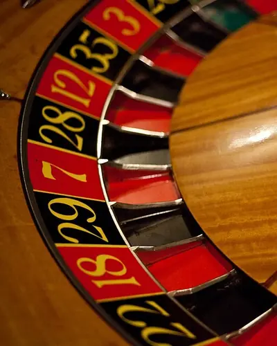Cilindro della roulette con i numeri rossi e neri