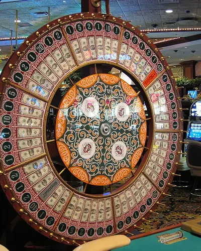 Ruota Big Six illuminata in un casinò