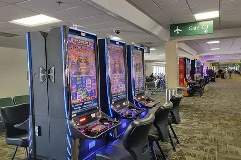 Fila di slot machine moderne