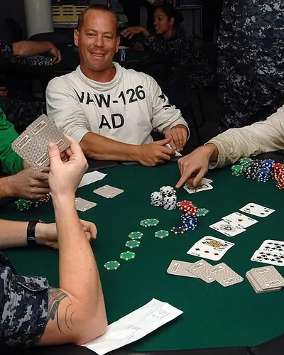 Giocatori di poker attorno al tavolo