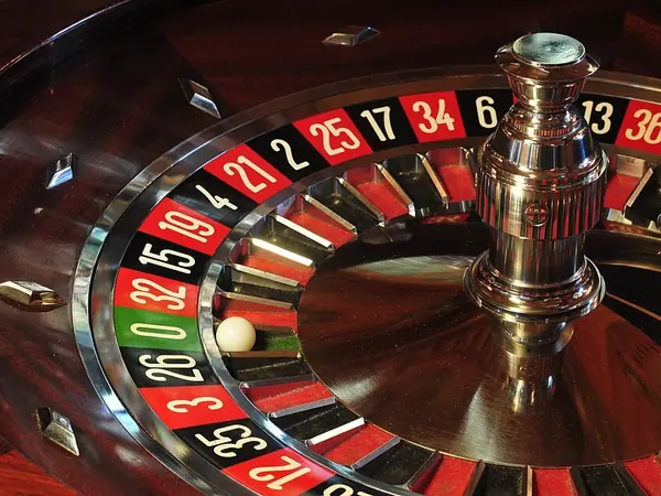 Pallina sul cilindro della roulette