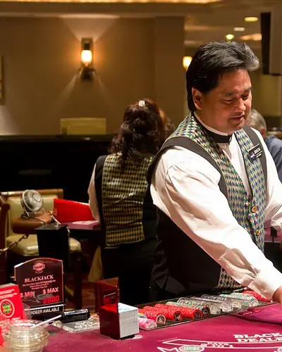 Croupier che consegna le fiches al tavolo