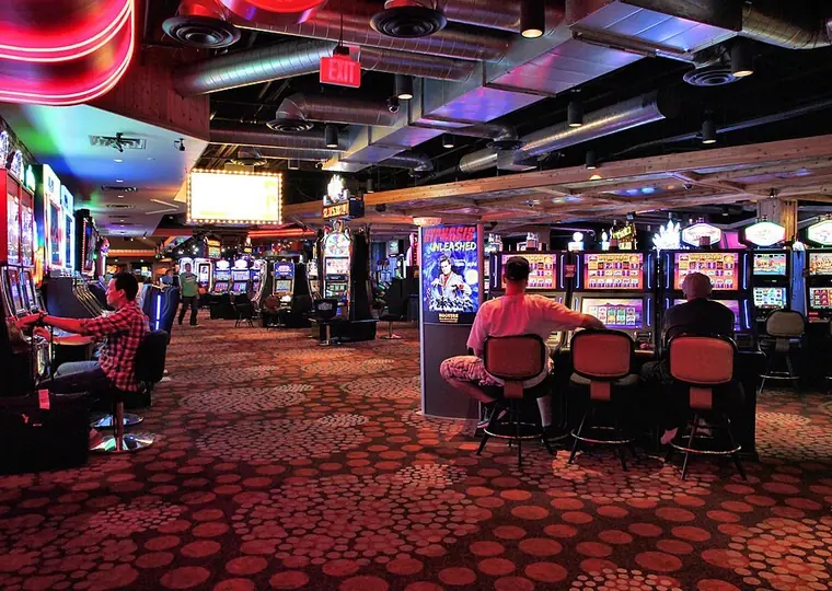 Sala slot di un casinò con giocatori alle macchine