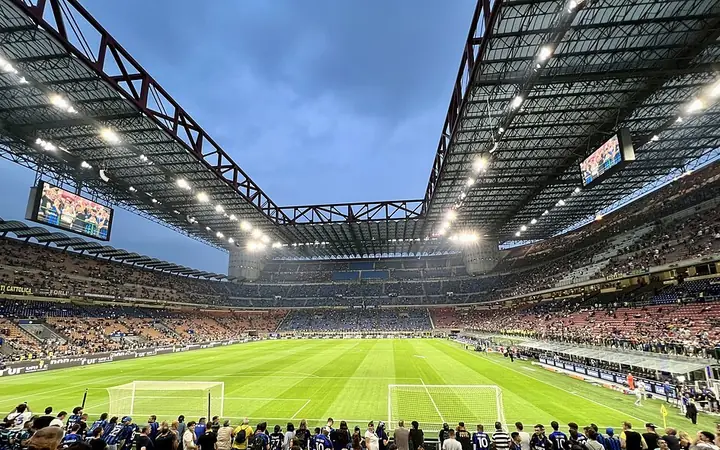 Lo stadio San Siro illuminato durante una partita