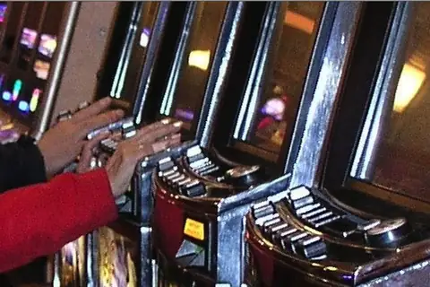 Giocatore ai rulli di una slot machine