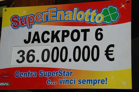 Cartello del jackpot SuperEnalotto in ricevitoria