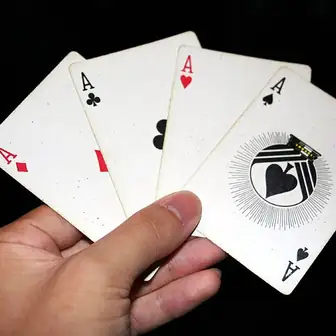 Mano con quattro assi