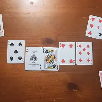 Carte scoperte sul tavolo da gioco