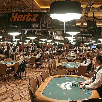Sala di un torneo di poker con molti tavoli