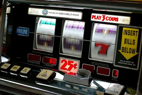 Rulli di una slot machine con tre simboli 7