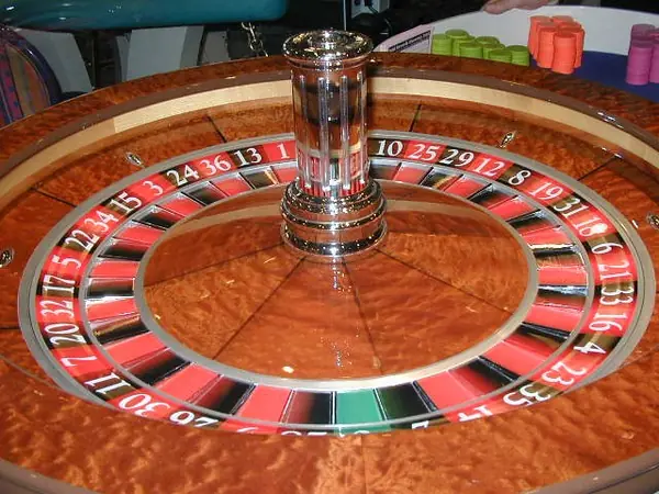 Cilindro della roulette in legno visto dall'alto